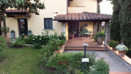 a house with a courtyard with a table and chairs at Villa Desideria in Figline Valdarno