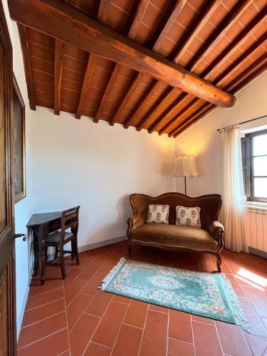 a living room with a couch and a table at Podere Sole in Trequanda