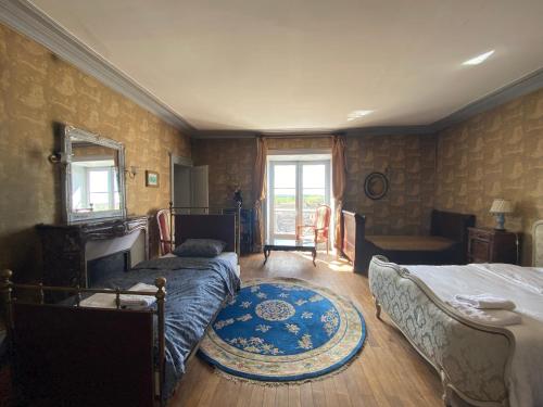 - une chambre avec un lit, un lit et un tapis dans l'établissement Chambre pour 3 personnes au Chateau, à Blet