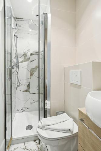 une salle de bain avec une douche, des toilettes et un lavabo dans l'établissement 531 Suite Bugeaud - Superbe Appartement à Paris, à Paris