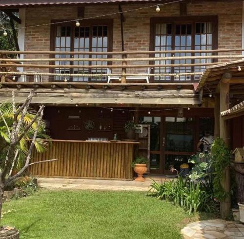 ein Haus mit einem Balkon darauf in der Unterkunft Sítio Vale da Colina-Nazaré Paulista - 6 pessoas in Nazaré Paulista