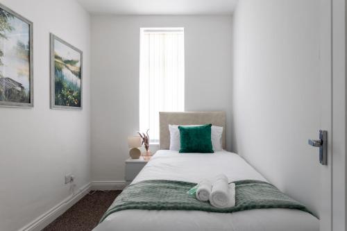 Vuode tai vuoteita majoituspaikassa Bright 2 Bedroom House in Heywood, with Free Parking, WiFi And Patio
