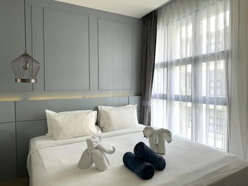 Ένα ή περισσότερα κρεβάτια σε δωμάτιο στο Apartment at Palmyrah Surin by Lofty