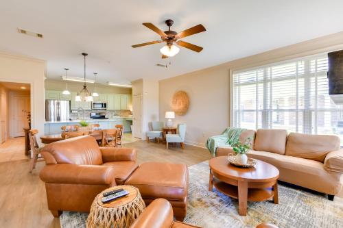 Χώρος καθιστικού στο Spacious Springfield Home with Golf Course View!