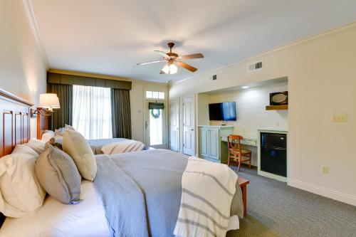 Μια τηλεόραση ή/και κέντρο ψυχαγωγίας στο Spacious Springfield Home with Golf Course View!