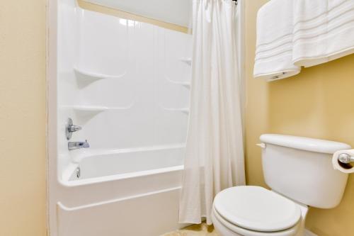 Ένα μπάνιο στο Spacious Springfield Home with Golf Course View!