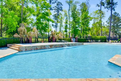 Πισίνα στο ή κοντά στο Spacious Springfield Home with Golf Course View!