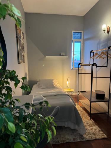sypialnia z łóżkiem i rośliną w obiekcie Residencial Funchal w Funchal