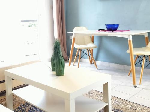 une table blanche avec un cactus en haut dans l'établissement Vasiliki Holidays Private Apartment Chalkidiki, à Flogita