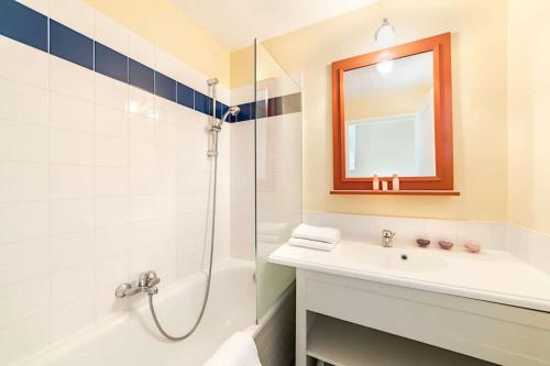 une salle de bain avec un lavabo, une douche et un miroir dans l'établissement L'Estran - Appt Confortable avec Piscine Chauffée, à Saint-Jean-dʼOrbetiers