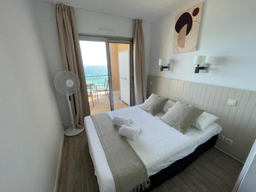 une chambre avec un lit avec vue sur l'océan dans l'établissement FRONT BEACH - Beautiful view, à Cannes