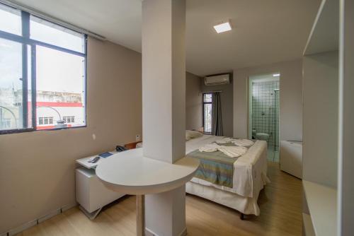 ジョアンペソアにあるLagoa Park Hotelのベッドルーム1室(ベッド1台、シンク付)、バスルーム1室が備わります。