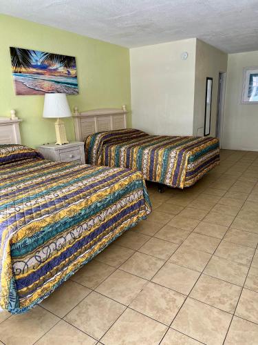 Ένα ή περισσότερα κρεβάτια σε δωμάτιο στο Beach Colony Motel