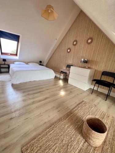 - une chambre mansardée avec un lit et un tapis dans l'établissement Magnifique duplex vue océan au cœur de la station, à Carnac