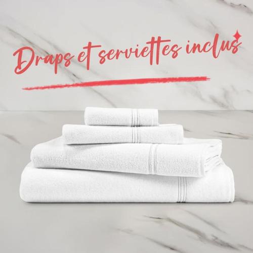 4 serviettes blanches empilées les unes sur les autres dans l'établissement Magnifique duplex vue océan au cœur de la station, à Carnac