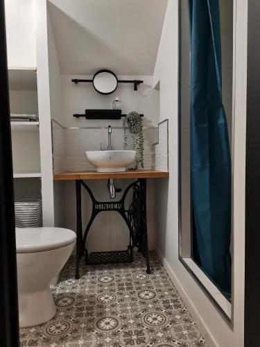 une salle de bain avec un lavabo et des toilettes dans l'établissement Shamshouse/Garage, à Dol-de-Bretagne