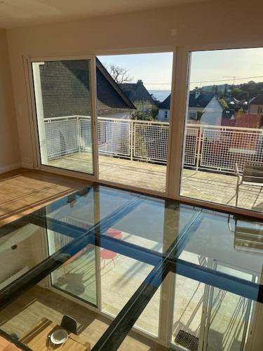 Cette chambre dispose d'un sol en verre et de trois fenêtres. dans l'établissement Vue Mer 2 pas des plages 10 pers 4 chambres Villa KER LOT PLAGE, à Saint-Nazaire
