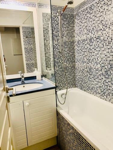 une salle de bain avec une baignoire, un lavabo et une douche dans l'établissement FRONT BEACH - Beautiful view, à Cannes