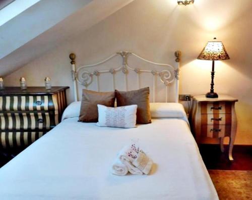 - une chambre avec un lit blanc et 2 oreillers dans l'établissement Holibai, Lembrare, El Mirador Del Mar, Ático, à Baiona