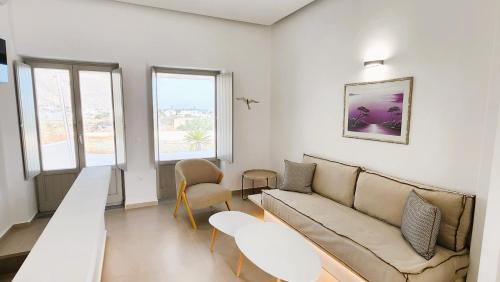 Posezení v ubytování HAYAL SUITES SANTORINI