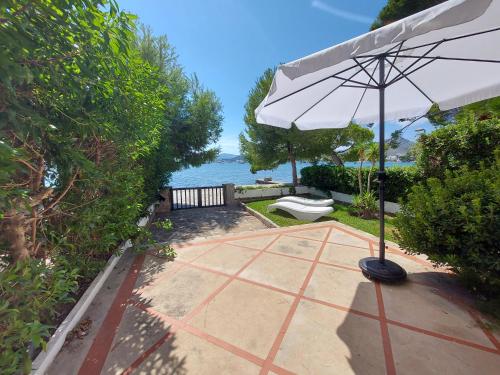 CASA FARO Spacious, Ground Floor Property on the Pine Walk, Covered terrace with Sea Views. Wifi/Air Con
