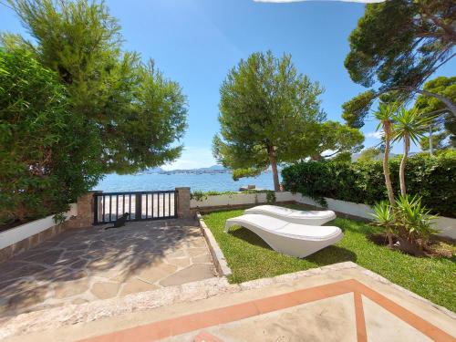 CASA FARO Spacious, Ground Floor Property on the Pine Walk, Covered terrace with Sea Views. Wifi/Air Con