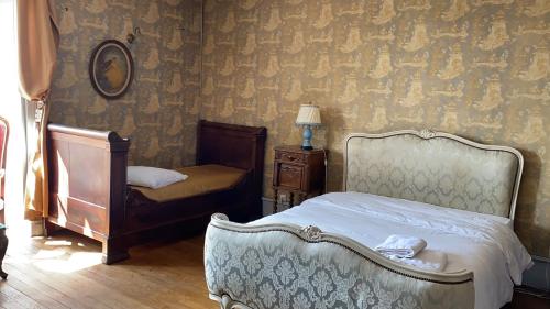 Fotografie z fotogalerie ubytování Chambre pour 3 personnes au Chateau v destinaci Blet