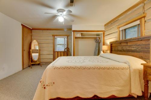 Ένα ή περισσότερα κρεβάτια σε δωμάτιο στο Cozy Augusta Cabin with Furnished Deck and Grill!