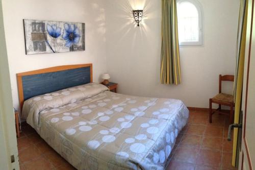 une chambre avec un lit et une fenêtre dans l'établissement Résidence Les Hameaux de Sta Giulia - N1 - Vue mer - Piscine chauffée - Plage 200 m, à Porto-Vecchio