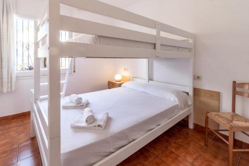 um quarto com 2 beliches e uma mesa em Carboneras 54 Apartamento acogedor cerca del mar em Girona