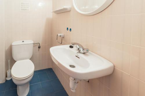 een badkamer met een witte wastafel en een toilet bij Carboneras 54 Apartamento acogedor cerca del mar in Girona