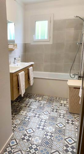 une salle de bain avec un lavabo et une douche dans l'établissement Grand Gîte CLIMATISE Ma Maison de Vacances proche de La Rochelle 10 personnes, à Saint-Médard-dʼAunis