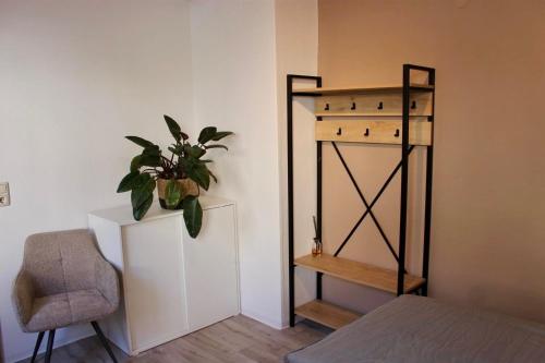 เตียงในห้องที่ Stadtperle - Ruhiges Wohnen im Herzen von Würzburg