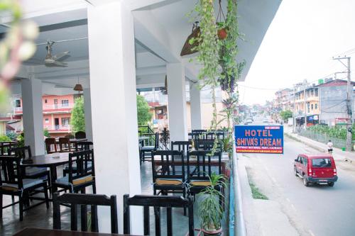 Un restaurante o sitio para comer en Hotel Shiva's Dream
