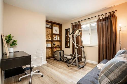 a bedroom with a desk and a bed with a desk at Coastal Family House! OC in Westminster