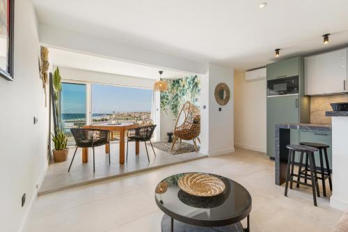 - une cuisine et une salle à manger avec vue sur l'océan dans l'établissement Favorite duplex Port nature, au Cap d'Agde