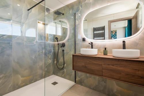 une salle de bain avec deux lavabos et un miroir dans l'établissement Favorite duplex Port nature, au Cap d'Agde