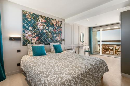 une chambre avec un grand lit avec des oreillers bleus dans l'établissement Favorite duplex Port nature, au Cap d'Agde