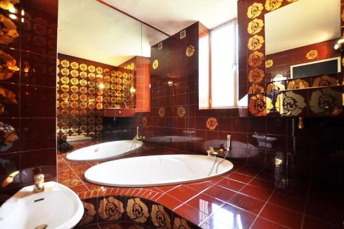 une salle de bain avec deux lavabos et un grand miroir dans l'établissement Villa Haut Standing avec Piscine, Vue sur Golf, à Saint-Cyprien