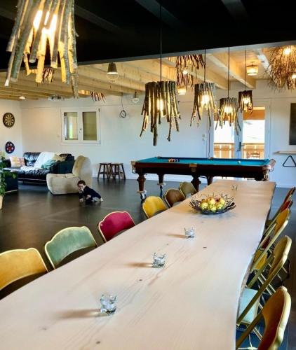 - une table dans une pièce avec un billard dans l'établissement Châlet du gîte des enfants sauvages, à Vacheresse