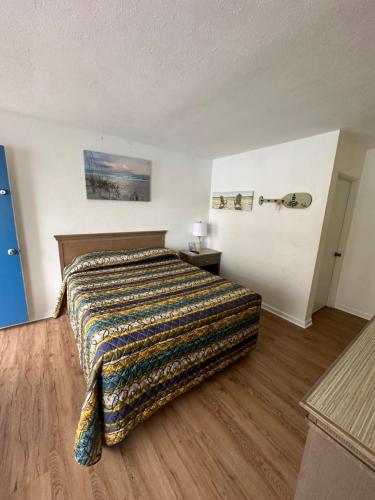 Ένα ή περισσότερα κρεβάτια σε δωμάτιο στο Beach Colony Motel