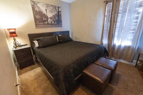 um quarto com uma cama, uma cadeira e um candeeiro em Indy 4-Bedroom Haven: Your Perfect Retreat em Indianápolis