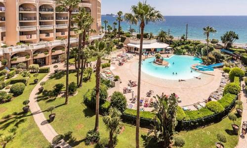 une vue aérienne d'une piscine dans un complexe hôtelier dans l'établissement FRONT BEACH - Beautiful view, à Cannes