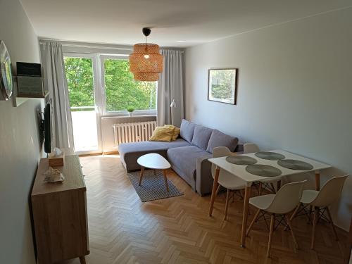 sala de estar con sofá y mesa en Gdynia ul.Chopina 11/25 Apartament nad morzem, en Gdynia