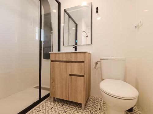 uma casa de banho com um WC, um lavatório e um espelho. em AyF MODERNO Y LUMINOSO APARTAMENTO em Oropesa del Mar