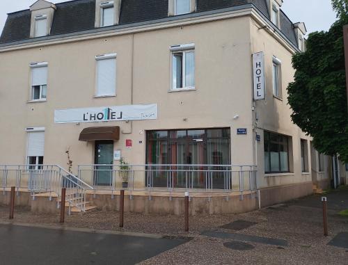 un bâtiment avec un panneau à l'avant dans l'établissement lhotel, à Thouars