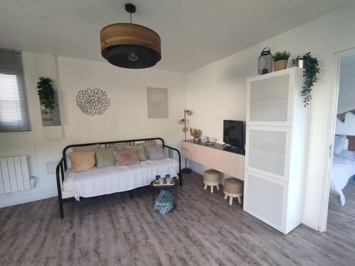 - une chambre avec un lit dans l'établissement Cocon SPA de Rouen, à Saint-Aubin-Epinay