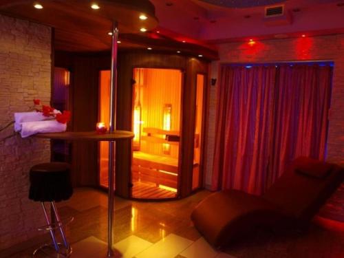 Zimmer mit einem Bett und einem Zimmer mit roten Vorhängen in der Unterkunft Hotel Willa Park in Sagan