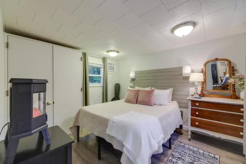 1 dormitorio con cama, tocador y espejo en Kentucky Mtn Home on 80 Acres with Hot Tub and Trails!, 