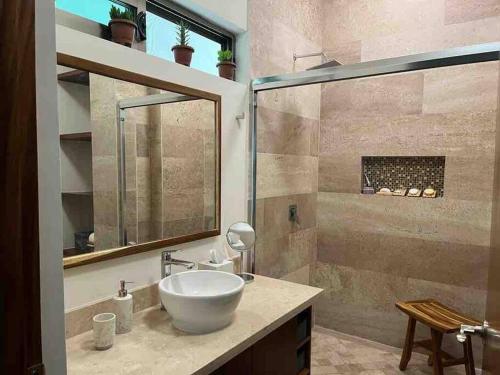 Et badeværelse på Bello departamento en Costa Azul